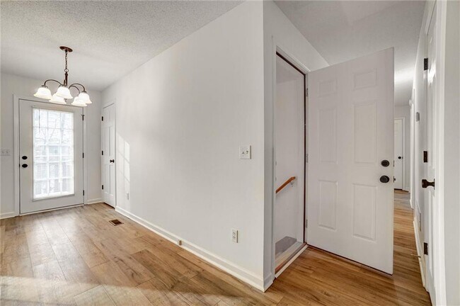 Building Photo - 701 Longview St