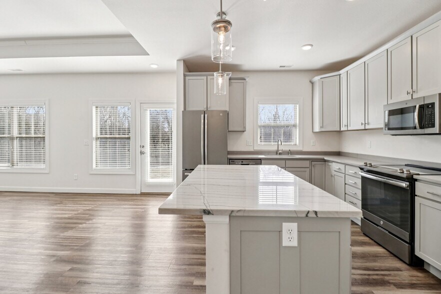 Building Photo - 9776 Montclaire Dr