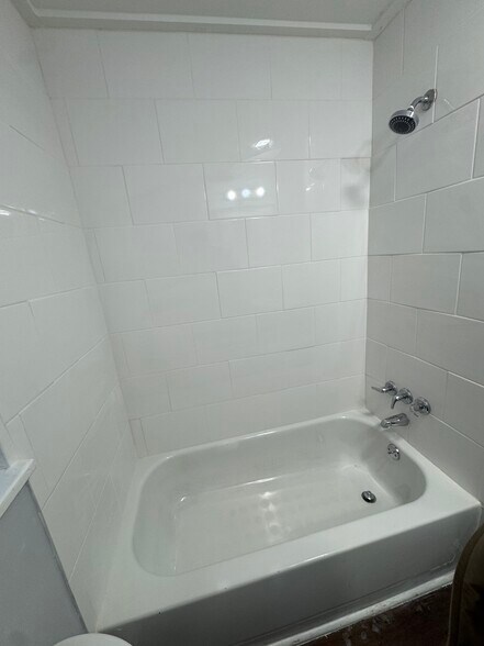 BATHROOM - 4962 Lindenwood Ave