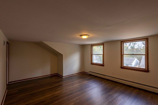 Building Photo - Cozy 4 Bedroom/2 Bathroom Detached Home in...