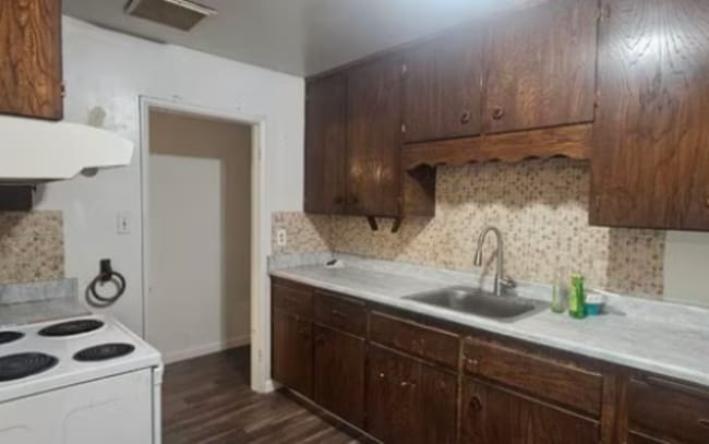 Building Photo - 3 Bed · 1 Bath · Huge Yard · Great Central...