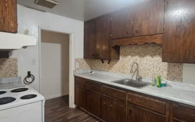 Building Photo - 3 Bed · 2 Bath · Huge Yard · Great Central Location!