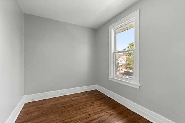 Building Photo - 3142 Van Alstyne St
