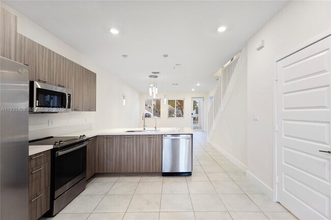 Building Photo - 6425 NW 103rd Pl