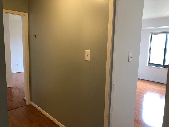Entrance of Two Bright Bedrooms - 3101 S Manchester St