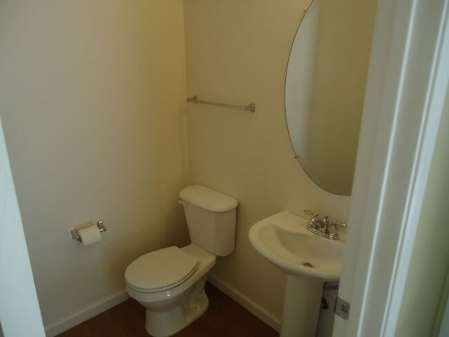 Building Photo - 2 bedroom, 2.5 bath and a loft in a quiet neighborhood