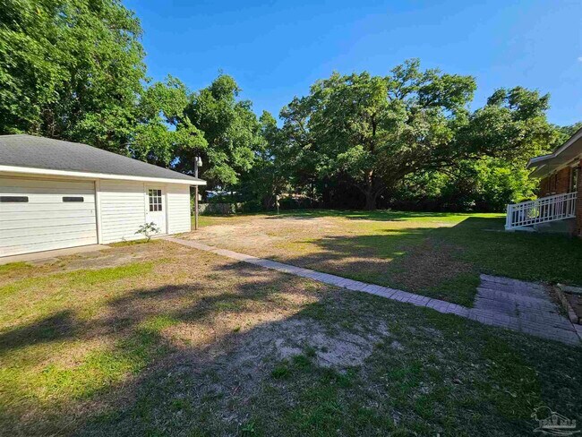 Building Photo - 6222 Vicksburg Dr
