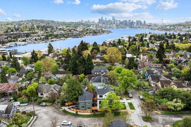 Building Photo - 2bd/1.75ba Seattle Home