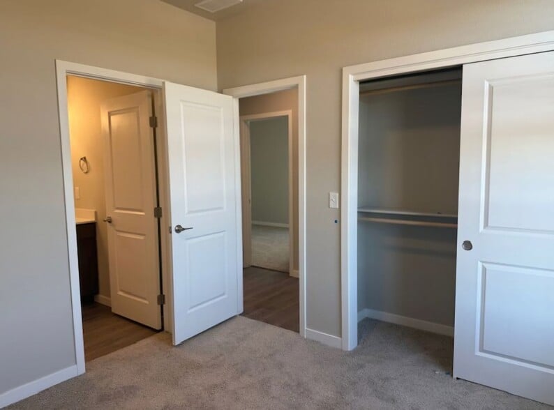 Building Photo - 1920 Howling Moon Way