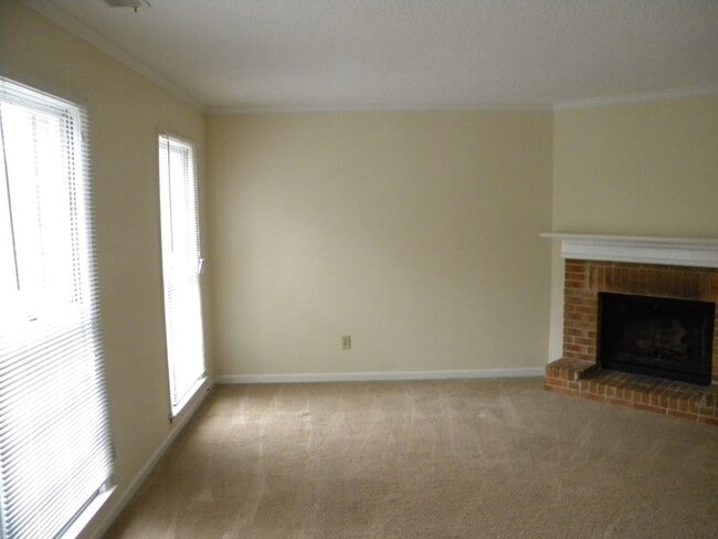 Building Photo - Norcross Hidden Gem! 2 Bed-2.5 Bath, New Paint and Flooring!