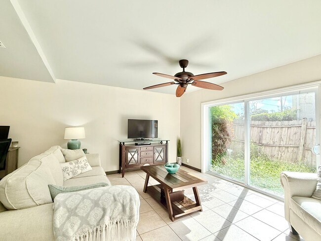 Building Photo - Effortless & comfortable 2Beds/1.5Bath tow...