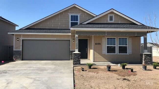 Building Photo - 4 bedroom 2 bath large loft area upstairs / All bedrooms downstairs