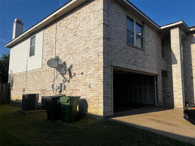Building Photo - 933 Medina Dr