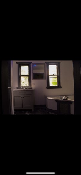 Building Photo - 171 Chapin St