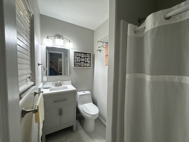 Building Photo - 108 Colonia Ln W