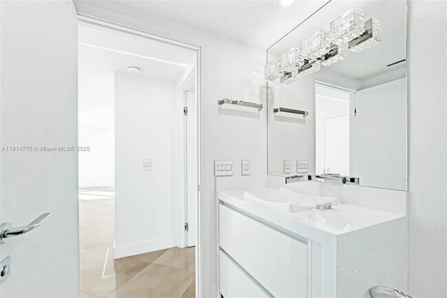 Building Photo - 101 S Fort Lauderdale Beach Blvd