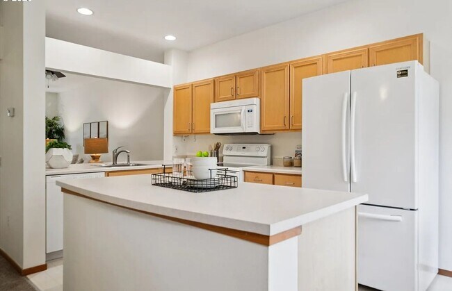 Building Photo - 775 SW Dillan Dr