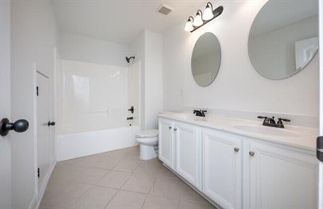 Building Photo - Stunning 4/3 Available Now!