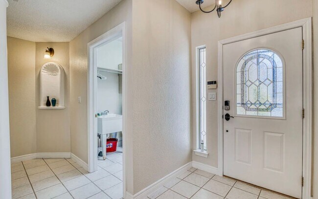 Building Photo - Short Term leases optionn4 Bedrooms 3 baths( near by Sunland Park Dr & Mesa St)