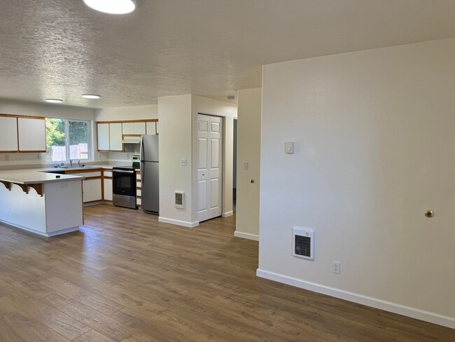 Building Photo - 4 bedroom 1.5 bathroom duplex | MOVE IN SPECIAL!