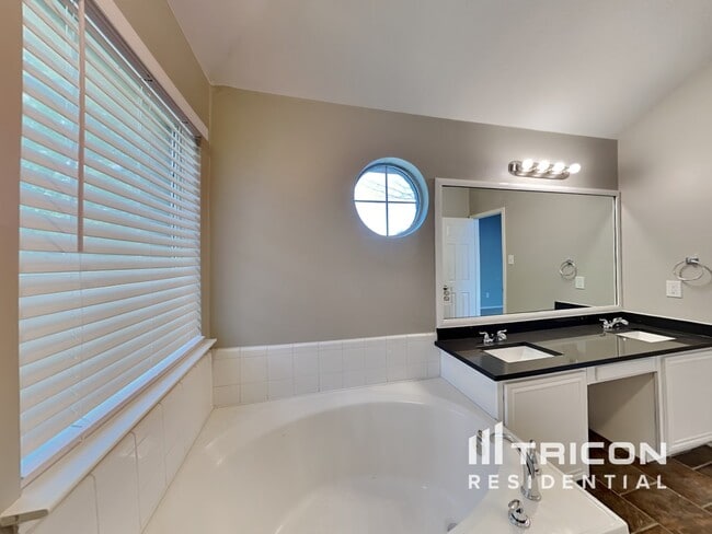 Building Photo - 834 San Jacinto Dr