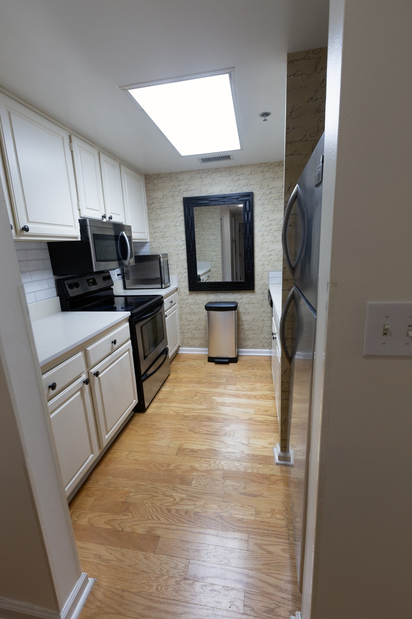 Building Photo - 3481 Lakeside Dr NE