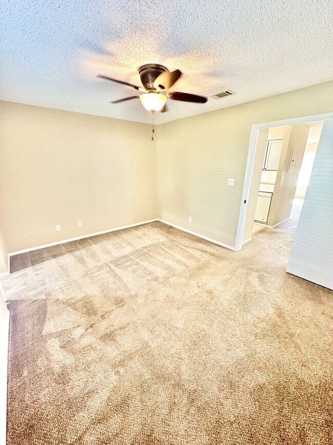 Building Photo - Nice 1 bedroom condo for rent in Miramar Beach w/ a community pool!