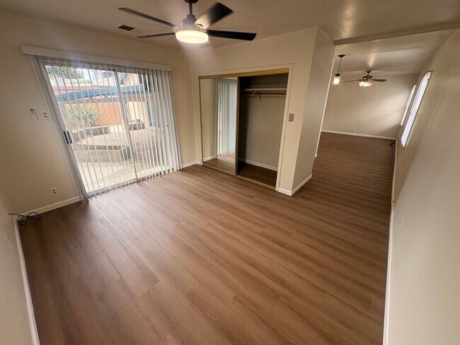 Building Photo - 1433 E Sequoia Ave