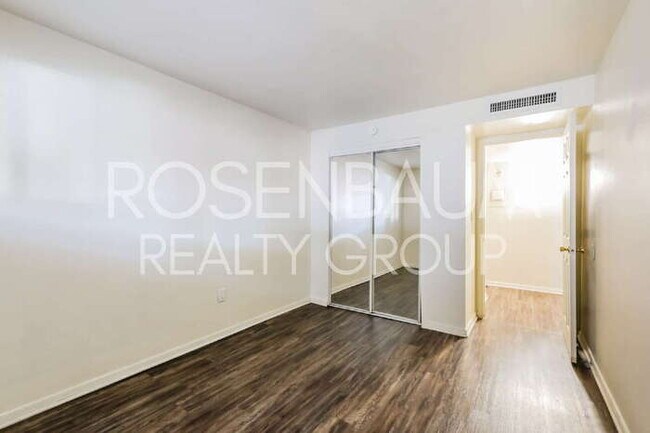 Building Photo - 455 W Kelso St