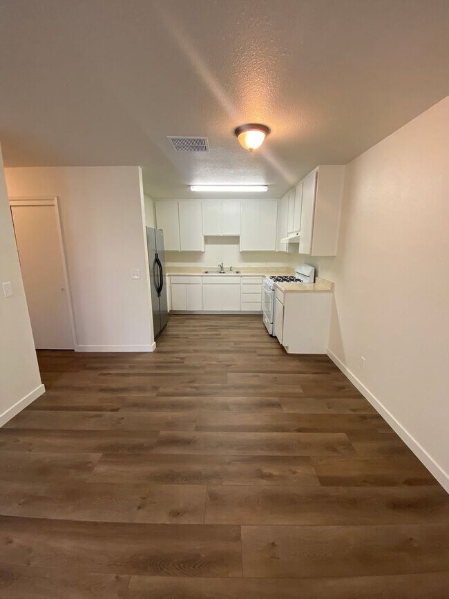 Building Photo - Downtown Duplex