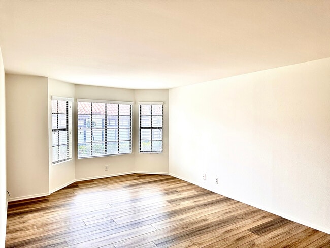 Building Photo - 2025 Majorca Dr