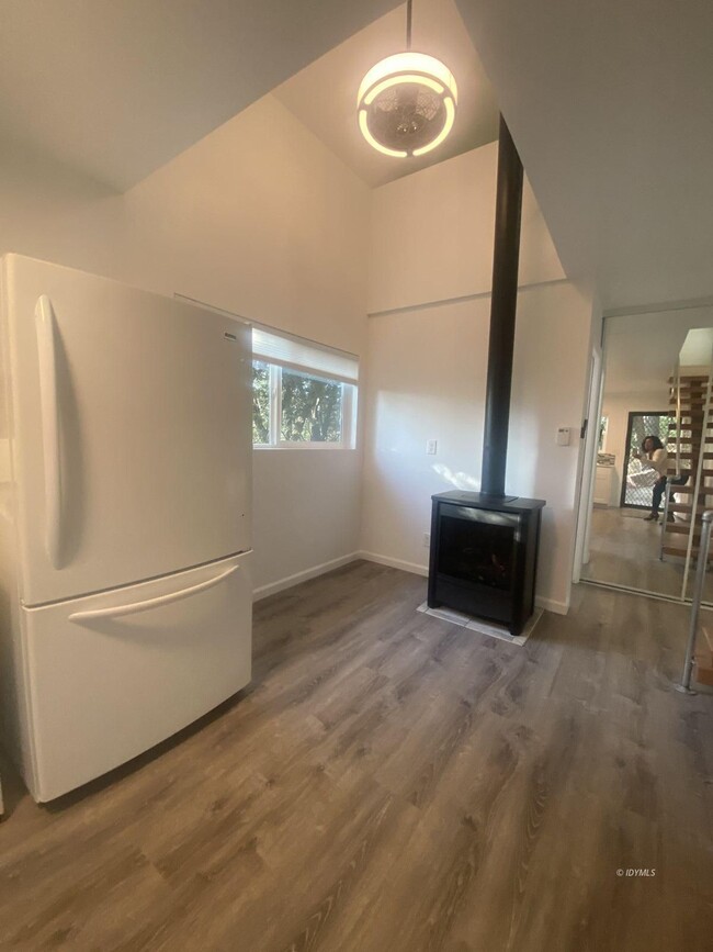 Building Photo - Move-In Ready Newer Tiny Home in The Forest