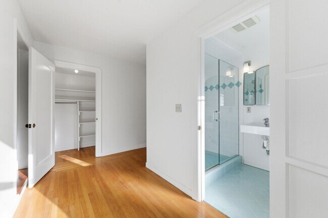 Building Photo - Spacious 2 Bed, 2 Bath Home