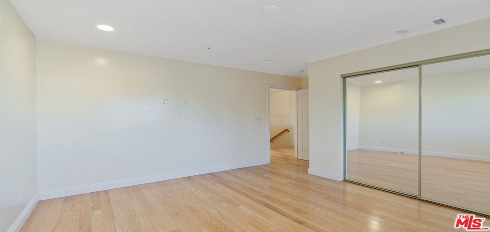 Building Photo - 2020 Hillcrest Dr