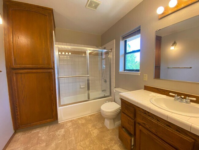 Building Photo - Great Location in Folsom-4 Bedroom Home!!