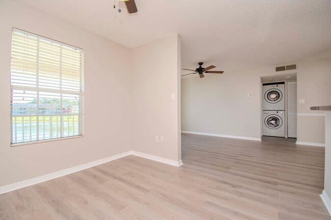 Building Photo - Lake Front 1BR + Den -Move In Special Available