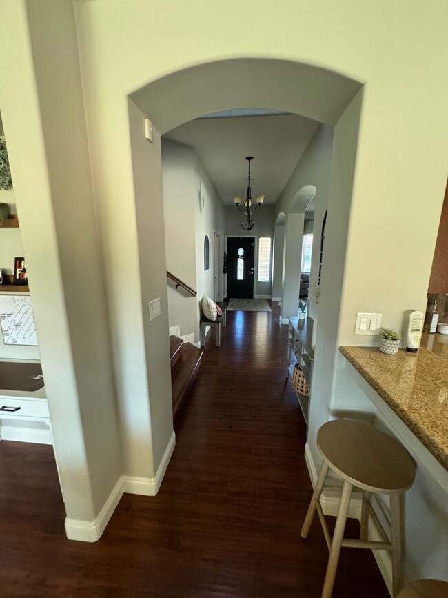 Building Photo - Beautiful single-family home with 6 Bedroo...