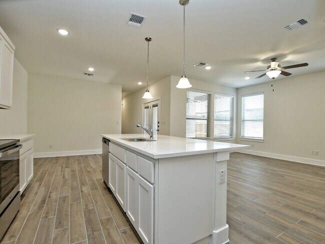 Building Photo - 412 Parkline Dr