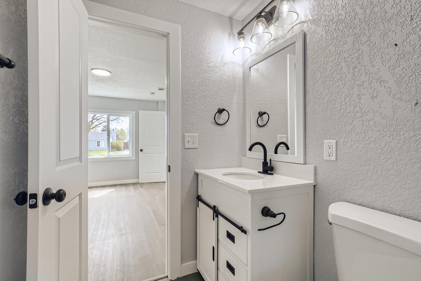 Building Photo - Light & bright University Hills home with ...