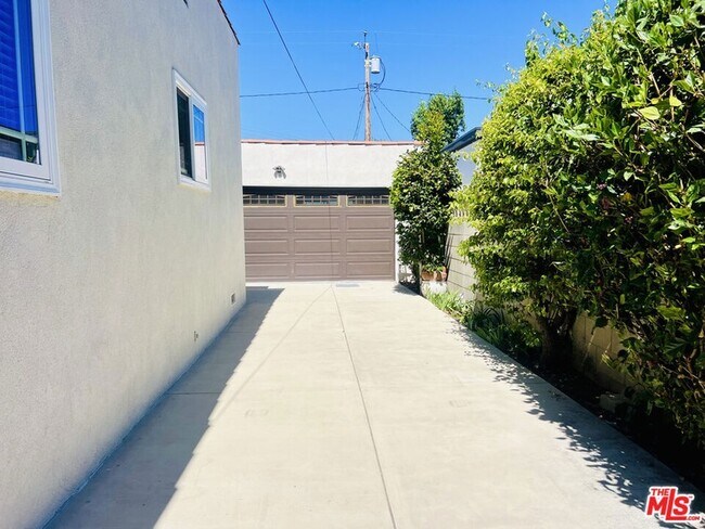 Building Photo - 926 N Pass Ave