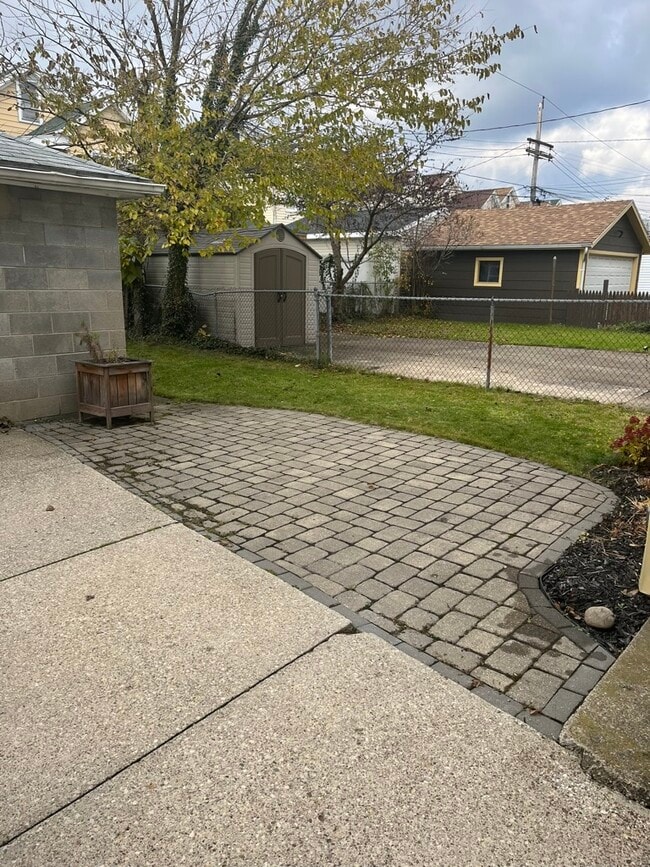 Building Photo - 28 Crestwood Ave
