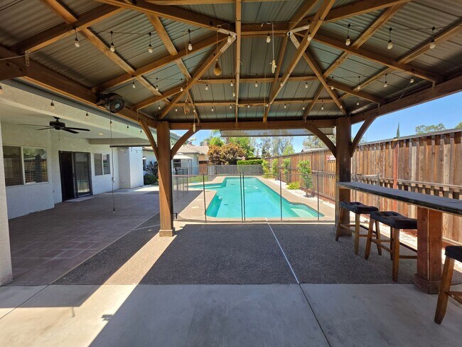 Building Photo - 4 bedroom 2 bathroom with a pool and solar!