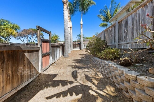Building Photo - 889 Bracero Rd