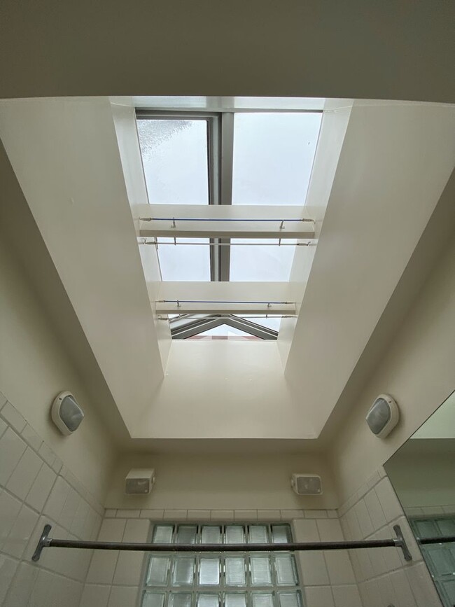 Building Photo - 1BR/1BA Penthouse Level Pacific Heights St...