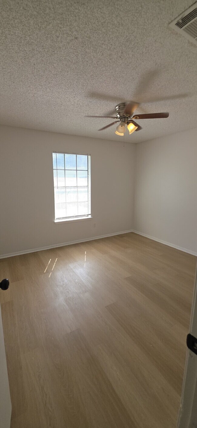 Building Photo - Beautifully remodeled first-floor condo with 2 bed & 2 bath