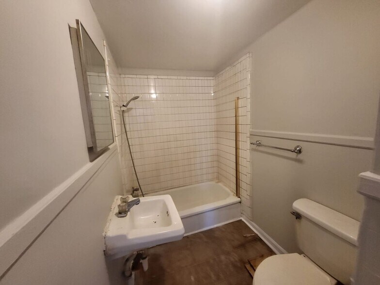 Building Photo - 732 Richardson St