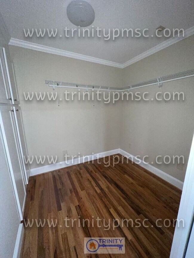 Building Photo - NEWLY UPDATED!! Ready and waiting for you!