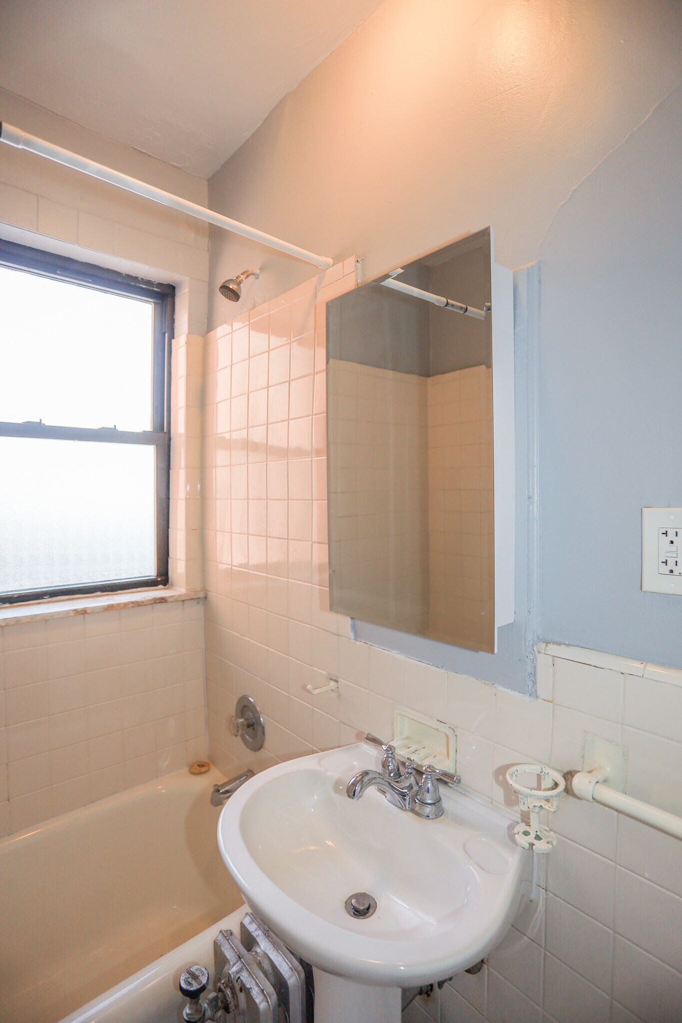 Building Photo - 1110 W Rosemont Ave