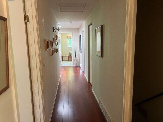Building Photo - 6bd/3ba Bellevue House