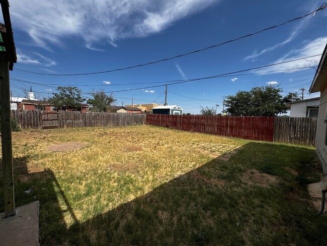 Building Photo - 2 Bed 1 Bath Ready To Rent ASAP!